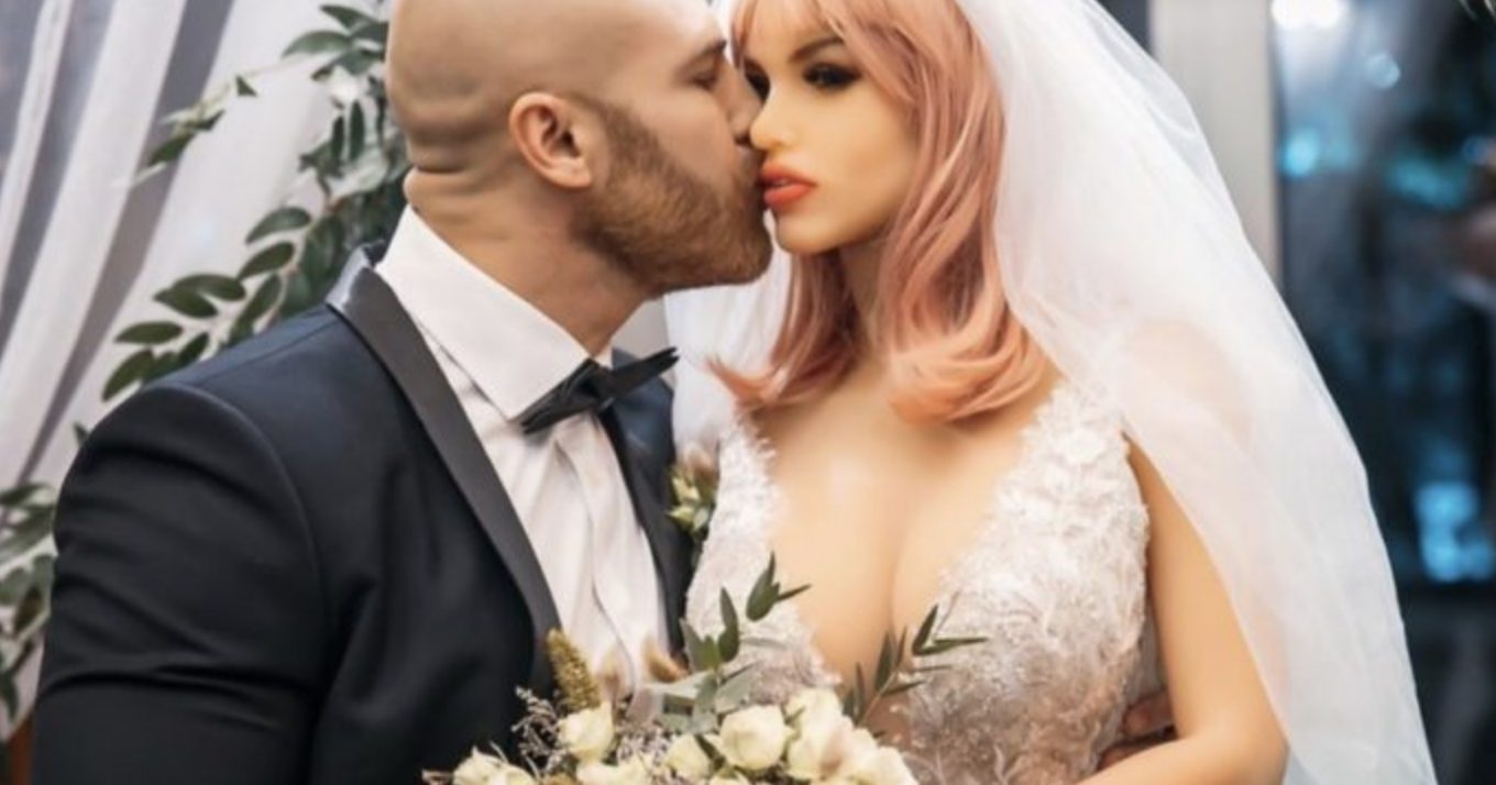 Bodybuilder sposa la sua bambola gonfiabile. Ecco a quali assurdità arriva il “love is love” 1